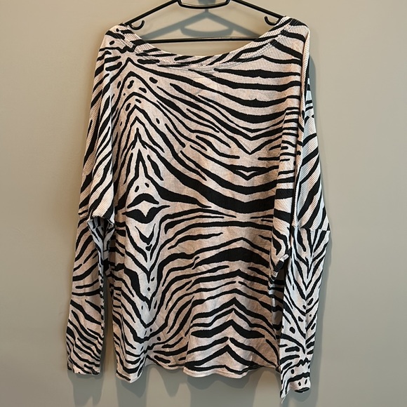 NWOT, chaser, women’s thermal zebra pattern, long sleeve, dolman top, hi-low hem - Picture 4 of 5